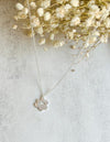 Elegante ciondolo d'argento con zampe su collana