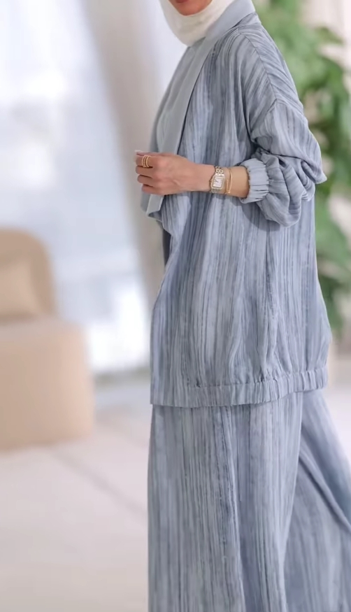 Completo tre pezzi casual a righe verticali sul colletto