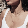 Aya - Collana a tre strati con pendente circolare aperto in oro 18k