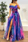 Jinnie - Abito Maxi Plissettato in Tulle con Pendenti a Fiori e Piume, Spalle Scoperte e Spacco