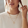 Aya - Collana a tre strati con pendente circolare aperto in oro 18k