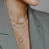 Aya - Collana a tre strati con pendente circolare aperto in oro 18k