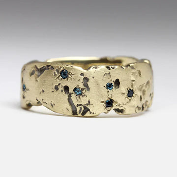 Anello vintage in oro battuto con cristallo blu incassato