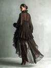 Abito Midi Elegante in Chiffon Marrone con Collo Alto e Maniche Lunghe