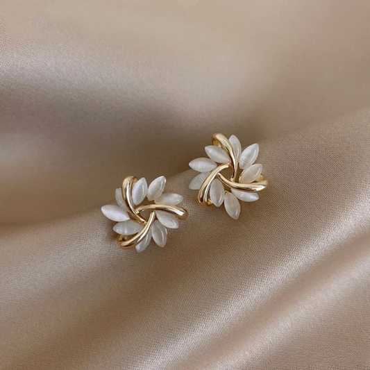 Elegante e Squisito Orecchino a Cerchio in Opale Petalo in Oro