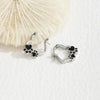 Orecchini huggie con cuore e smalto nero