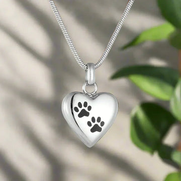Collana commemorativa con ciondolo a forma di cuore e zampa