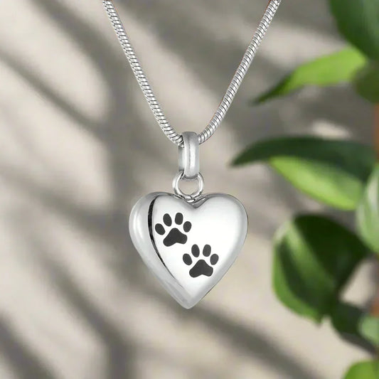 Collana commemorativa con ciondolo a forma di cuore e zampa