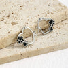 Orecchini huggie con cuore e smalto nero