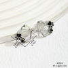 Orecchini huggie con cuore e smalto nero