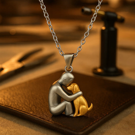 Collana con ciondolo di un cane abbracciante