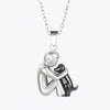 Collana con ciondolo di un cane abbracciante