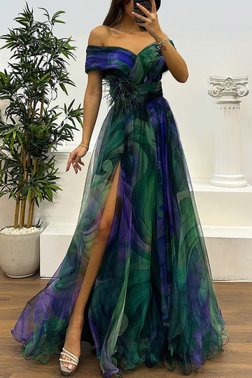 Jinnie - Abito Maxi Plissettato in Tulle con Pendenti a Fiori e Piume, Spalle Scoperte e Spacco
