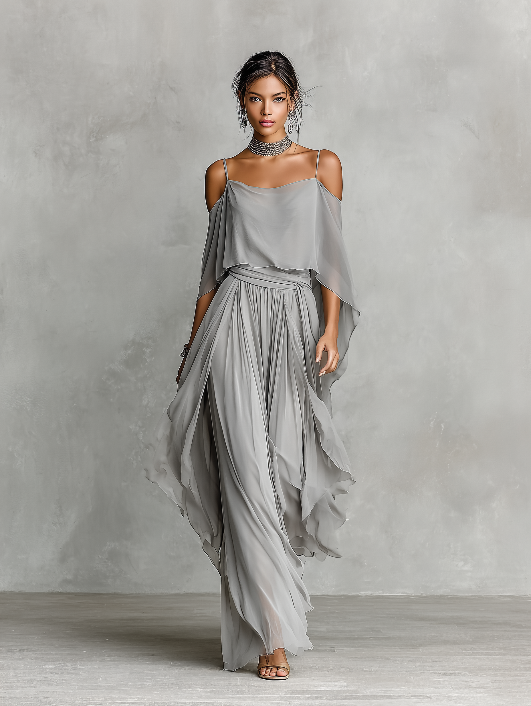 Completo Chiffon Grigio Donna Spalle Nude e Silhouette Svasata