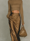 Completo maglia collo alto marrone-dorato e gonna midi satin