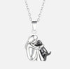 Collana con ciondolo di un cane abbracciante