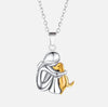 Collana con ciondolo di un cane abbracciante